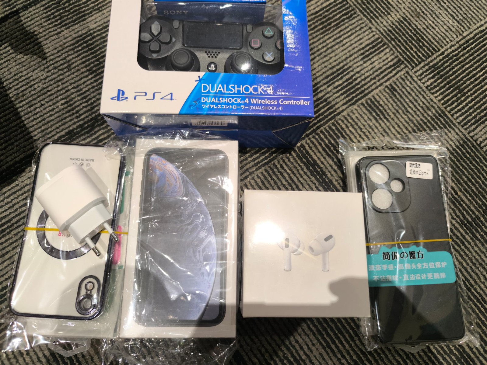 PS4 pads Image 1