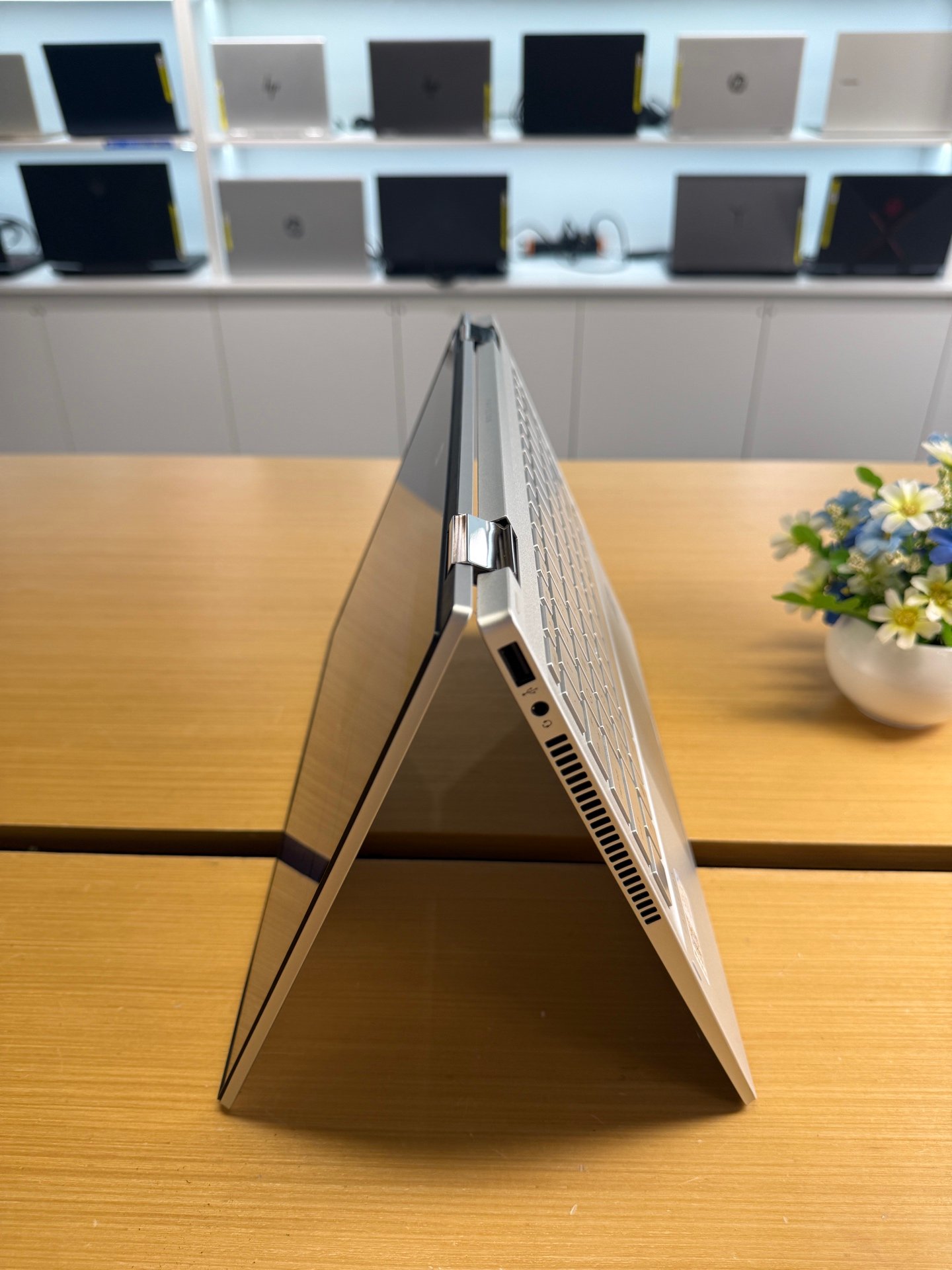 Affordable convertible Touchscreen Image 3